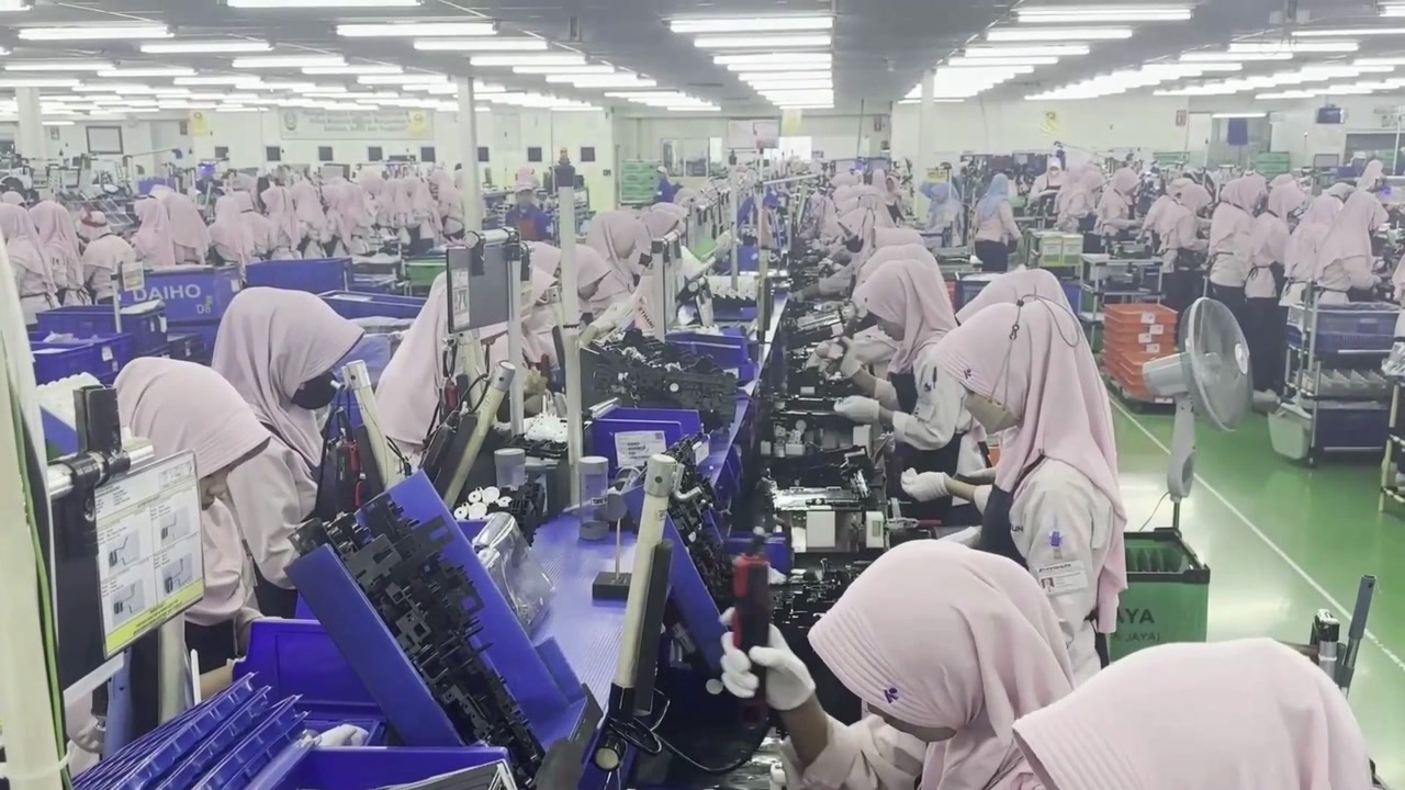 Rows of operators working along the assembly line