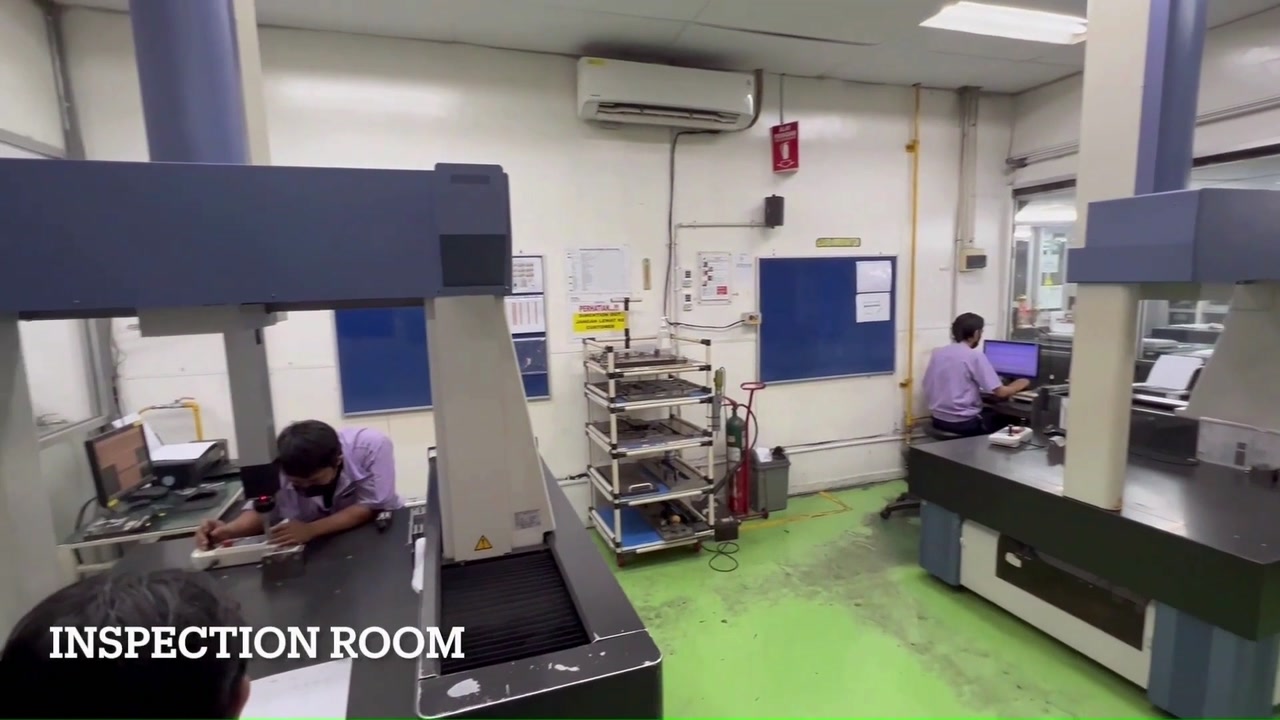 Measuring equipment and an operator in the Kiyokuni inspection room