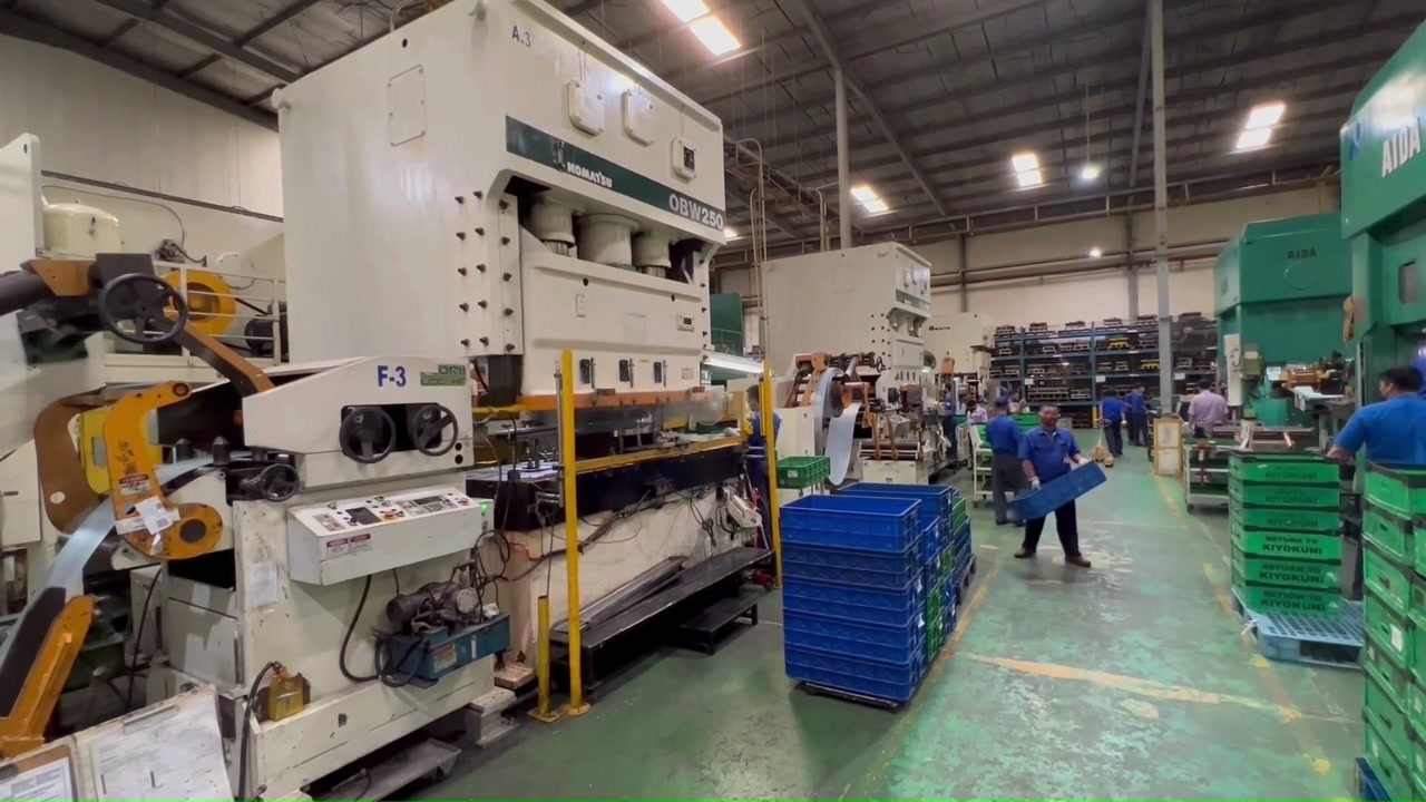 Press machines and operators on the Kiyokuni production floor